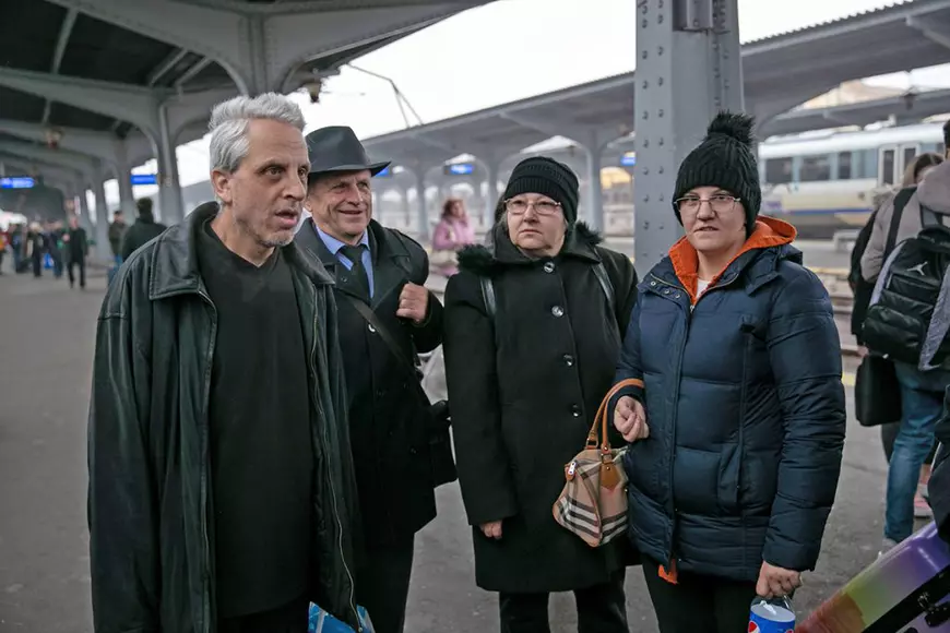 „Mormântul” din gura de canal. Rudele eroilor retrăiesc durerea la locul în care a fost aruncată cenușa trupurilor furate de la morga din Timișoara. „Măcar să se mai liniștească morții până vor fi găsiți vinovații”