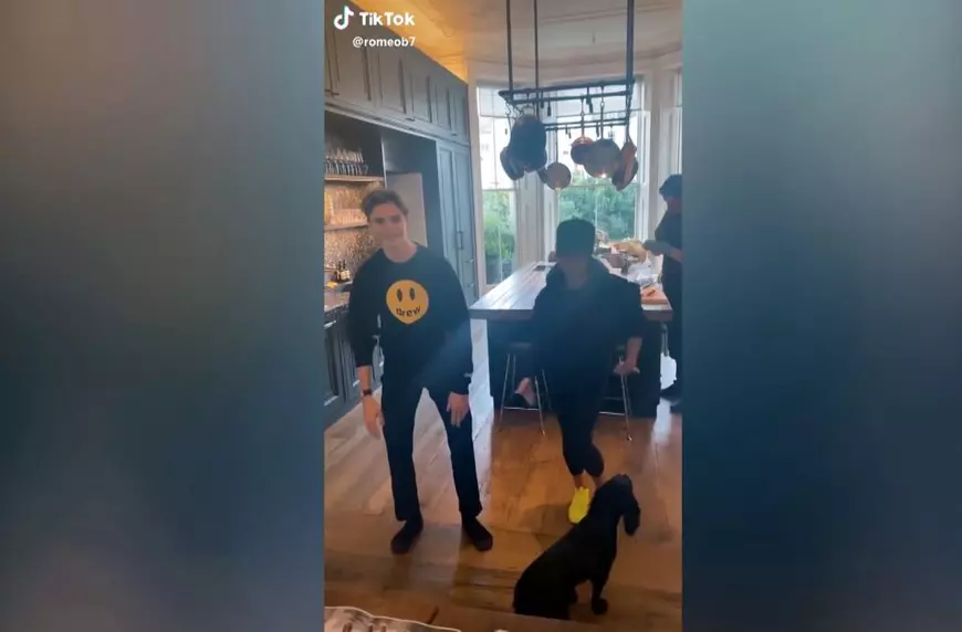 Victoria Beckham și-a amintit de vremurile când făcea parte din Spice Girls. Dans în bucătărie pe ritmurile unei melodii a trupei