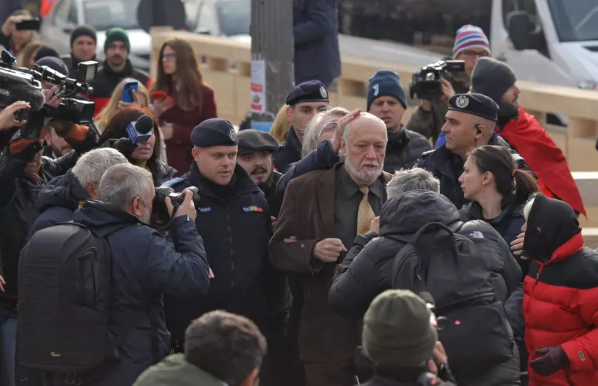 Gelu Voican-Voiculescu, lovit în Piața Universității, la comemorarea Revoluției. Agresorul a fost găsit