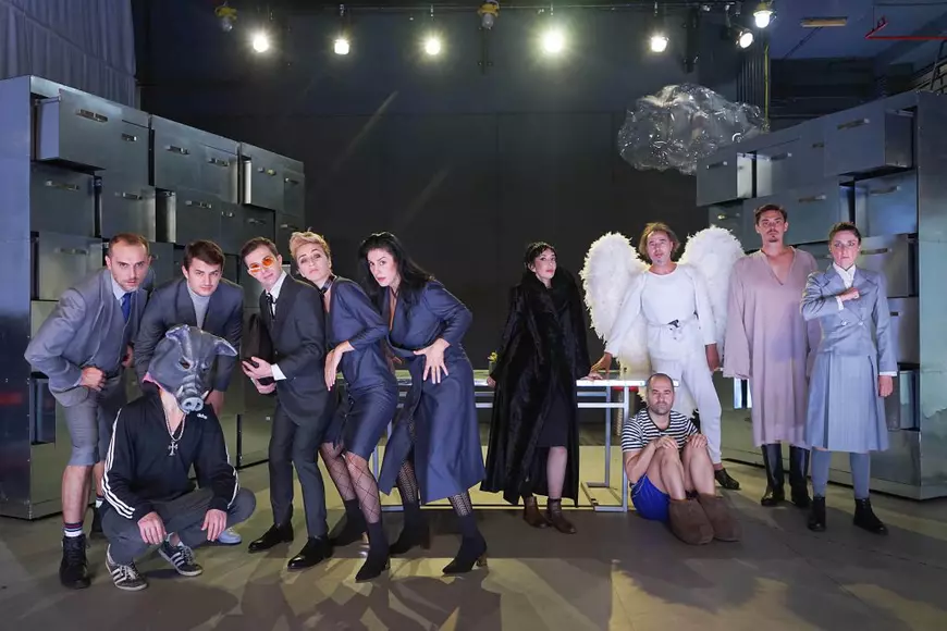 Recomandările culturale ale săptămânii. „Vești bune. Final”, spectacolul craiovean care ne pune față în față umanitatea și profitul