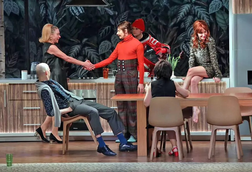 Spectacolul “Trei surori” de Radu Afrim