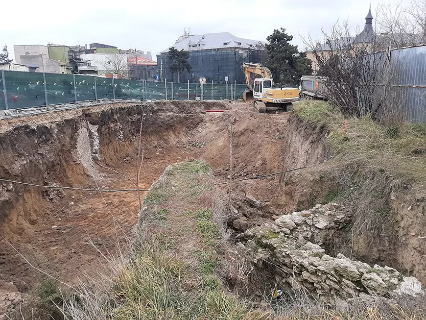 Istorie aruncată pe maidan.  Se sapă noaptea în situl istoric al Constanței și pământul plin de comori e cărat la marginea orașului!