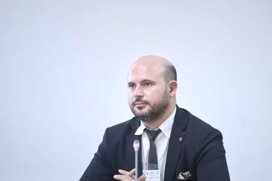 5 superlecturi de weekend.  De la povestea tulburătoare a unui bărbat cu Asperger, până la neonaziștii din SUA care îl citează pe Corneliu Zelea Codreanu