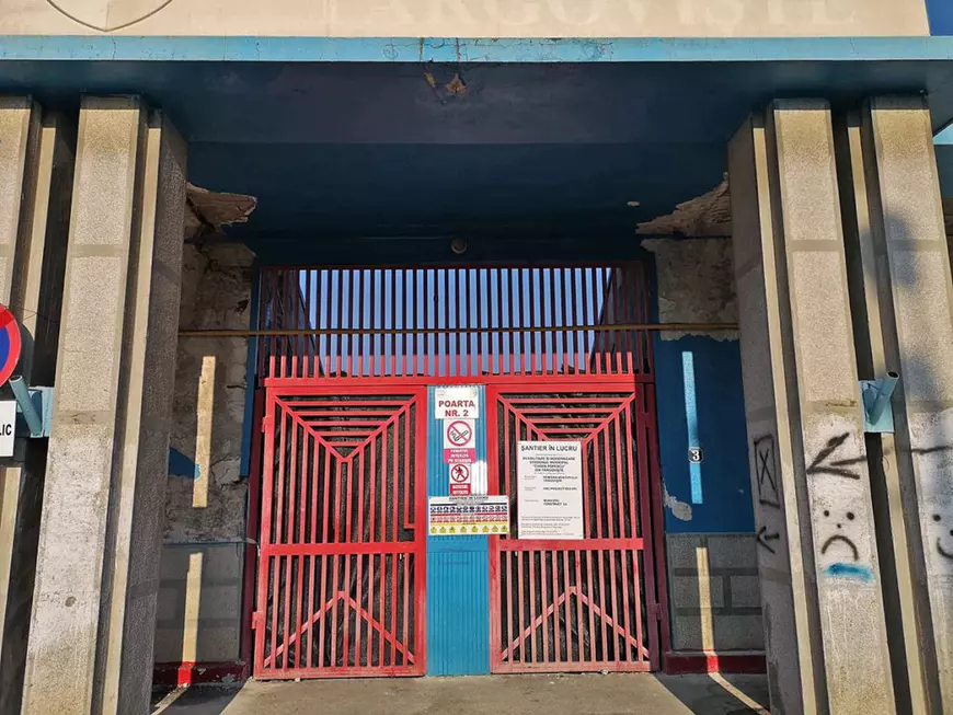 După ce Libertatea a arătat cum a regizat primarul munca la stadionul din Târgoviște, porțile au fost acoperite, să nu se mai vadă șantierul