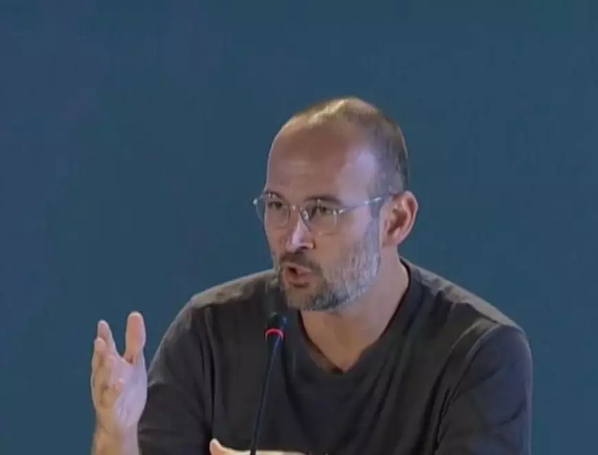 Sute de oameni păstrează liniștea, în sală, cât curge genericul de final al filmului ”Colectiv” și apoi nu vor să plece unul de lângă celălalt
