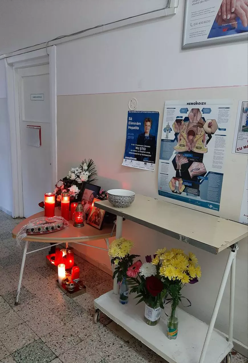 Directoarea ucisă de soț  - lumânări și flori