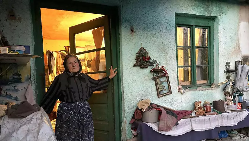 Presa austriacă despre „euro-orfanii României”: peste 22.000 de românce îşi lasă copiii şi bătrânii în urmă pentru a îngriji copii şi bătrâni în Austria