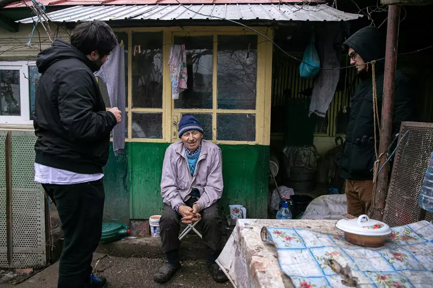 Birdman din Cojasca. Povestea amară a bătrânului renegat de tot satul, care s-a împrietenit cu porumbeii