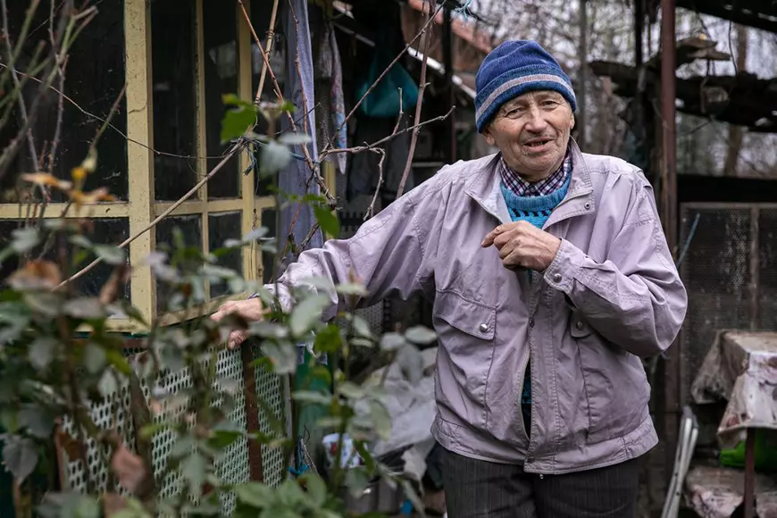 Birdman din Cojasca. Povestea amară a bătrânului renegat de tot satul, care s-a împrietenit cu porumbeii