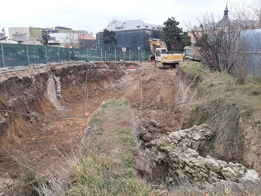 Investitorul care construiește un bloc în situl cetății Tomis, ajutat ”din pix” de Direcția Județeană de Cultură Constanța! I-au făcut ”cadou” aproape 300 de metri pătrați în inima orașului