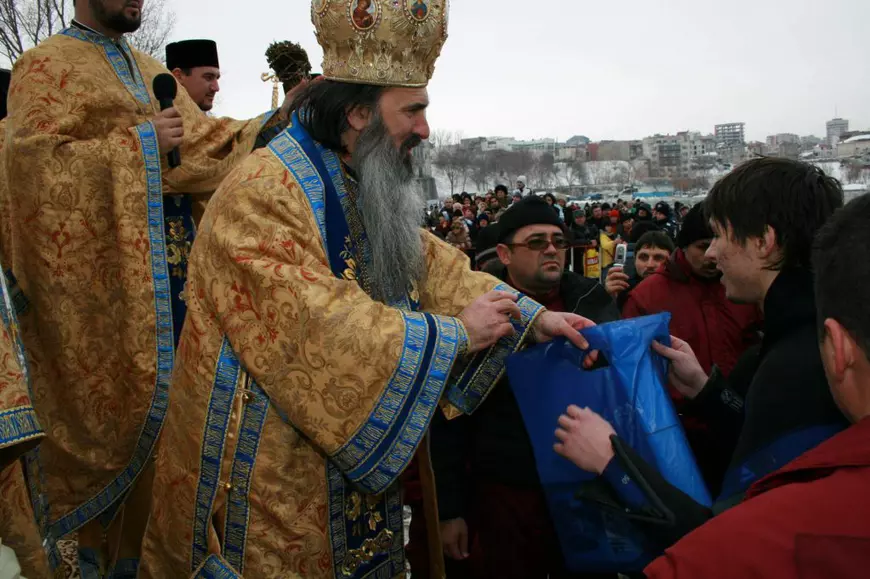 Ortodocșii prăznuiesc Boboteaza. Credincioșii au stat la coadă cu orele pentru agheasmă la Patriarhie