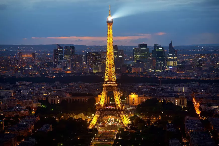 Cum luminează Turnul Eiffel noaptea
