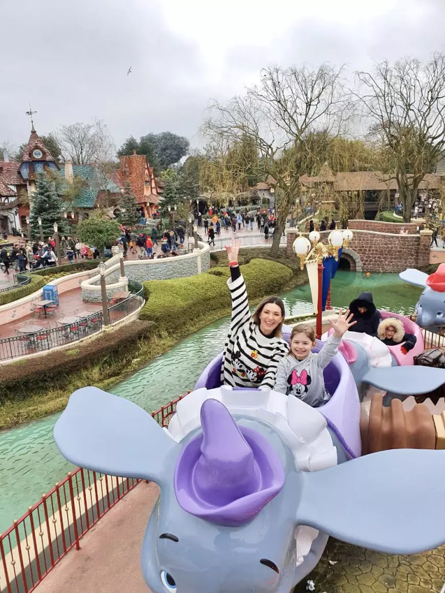Ela Crăciun și-a dus fetița la Disneyland. Alesia împlinește 8 ani și a avut parte de o aniversare pe cinste