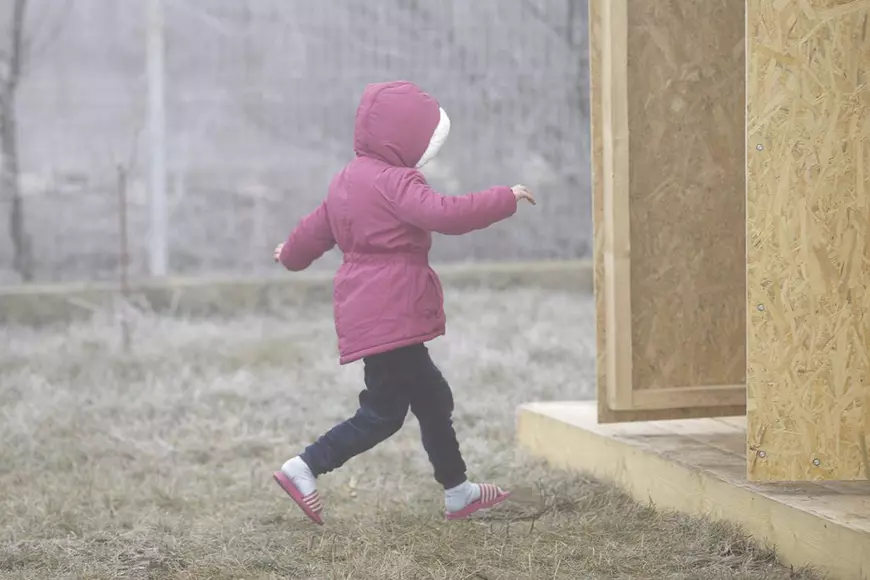 Ministrul Educației, vizită neanunțată la tre - copil in papuci merge la toaleta in curtei școli din Ialomița