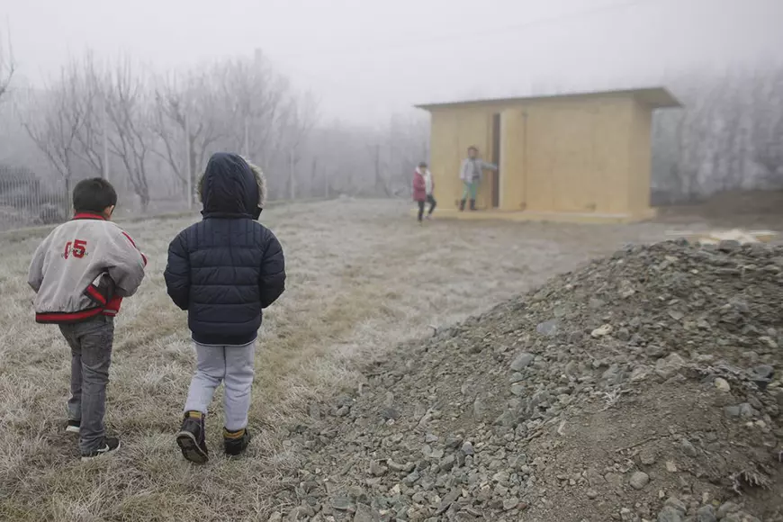 Ministrul Educației, vizită neanunțată la trei școli din Ialomița - toaleta din curtea gradinitei