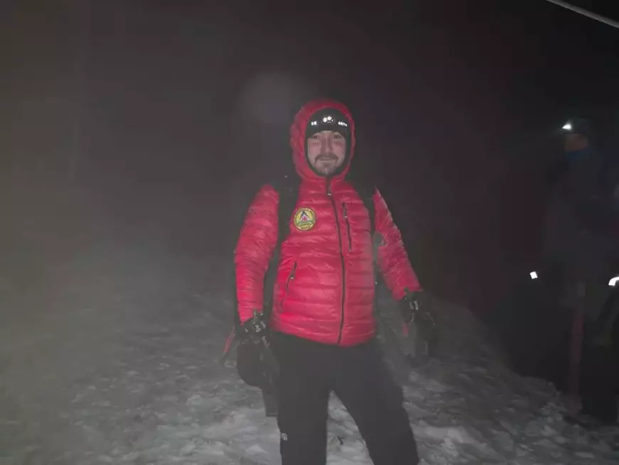 Revelion inedit! Oricum ar fi vremea, zeci de oameni urcă la miezul nopții pe creasta Piatra Mică să întâmpine noul an …la înalțime!