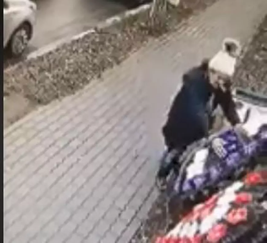 Femeie filmată în timp ce fură două coroane funerare expuse de o florărie, în Capitală