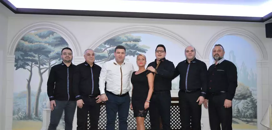 Naste din Berceni, vedeta petrecerilor de după ’89, cântă și astăzi la restaurante. Fosta solistă Albatros a îngropat trecutul și se prezintă Iolanda Cristea