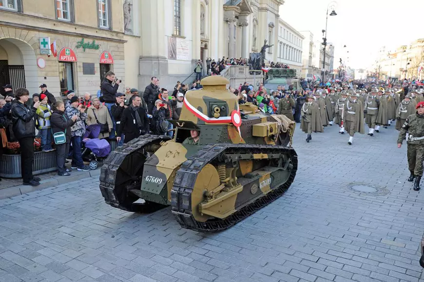 Companii despre care nu știai că au făcut așa ceva: avioane cu motoare Dacia, tractoare Lamborghini sau tancuri Renault!