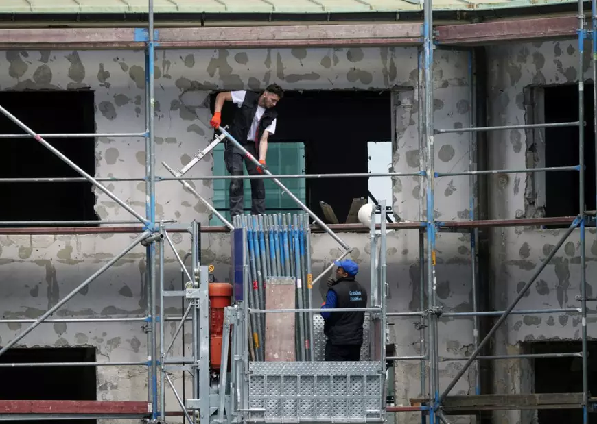 Cum sunt exploatați de către angajatori muncitorii români detașați în industria construcțiilor din Germania: „Exact ca pe sclavi ne-a vândut”