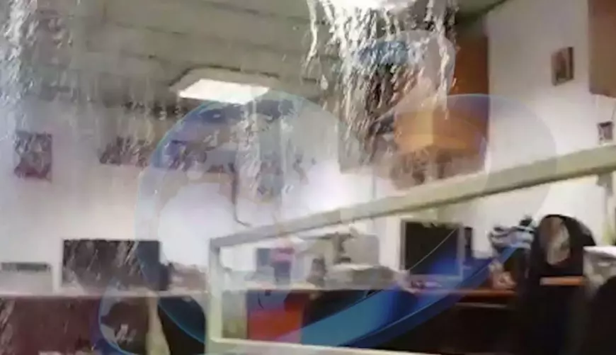 Inundație la metrou Grivița, la un pas să oprească traficul. Apa a țâșnit șuvoaie din plafon