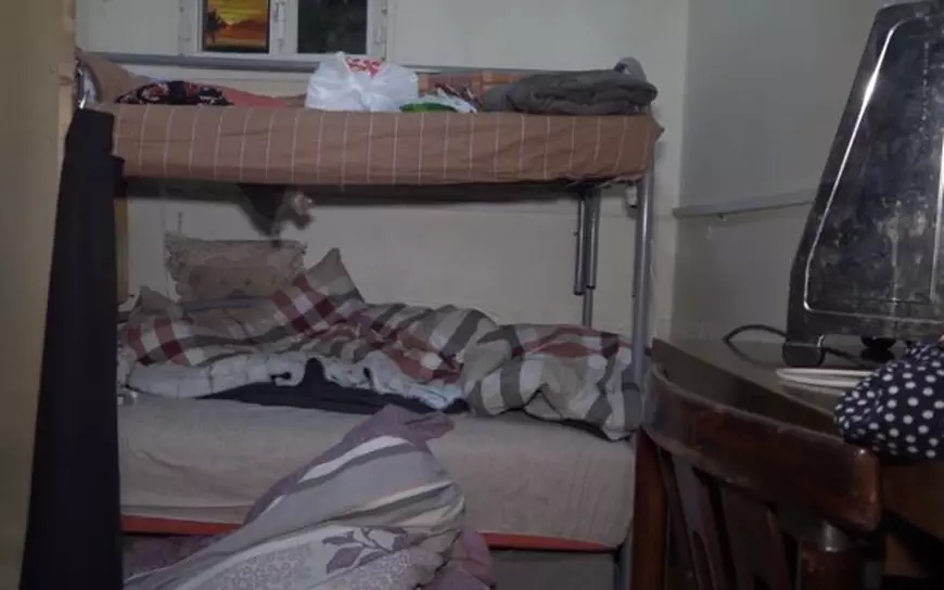 VIDEO | Zeci de femei și copii, ținuți precum sclavii de un lider de cult din Israel