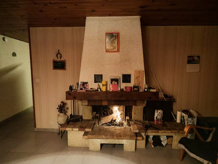 O româncă din Franța face stand-up comedy în patru limbi. Glumele ei sunt legate de cătunul în care a crescut, cu veceu în curte și fără apă curentă, și de experiența de imigrant