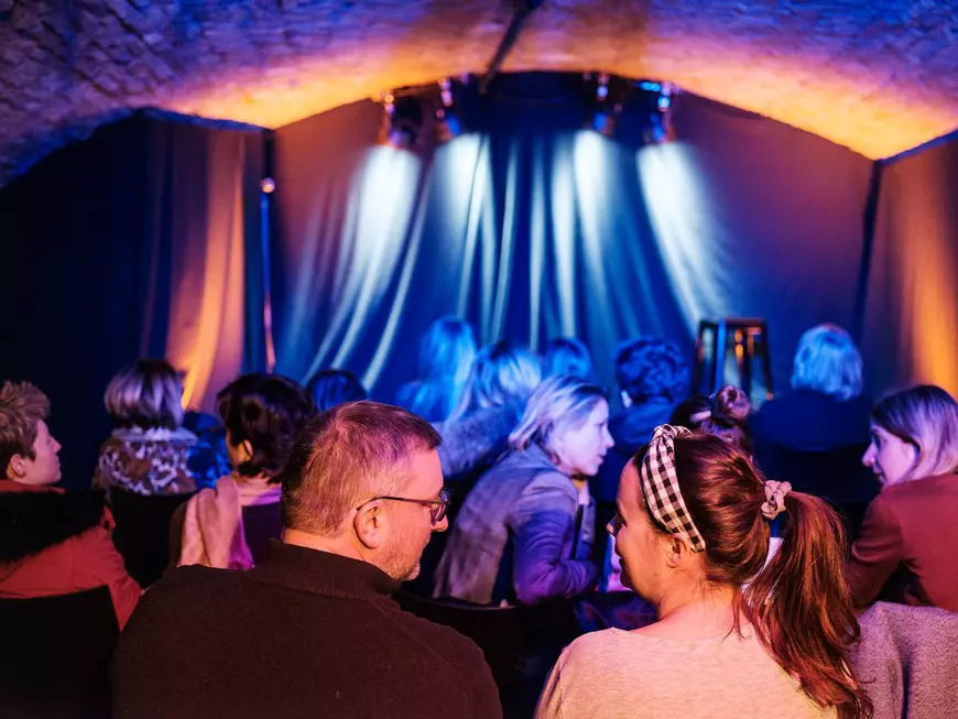 O româncă din Franța face stand-up comedy în patru limbi. Glumele ei sunt legate de cătunul în care a crescut, cu veceu în curte și fără apă curentă, și de experiența de imigrant