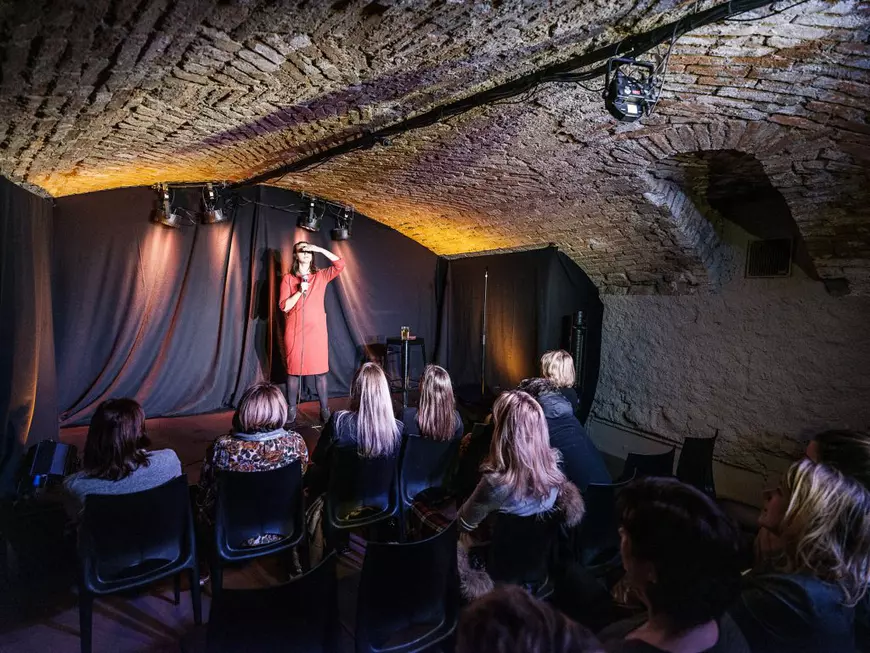 O româncă din Franța face stand-up comedy în patru limbi. Glumele ei sunt legate de cătunul în care a crescut, cu veceu în curte și fără apă curentă, și de experiența de imigrant