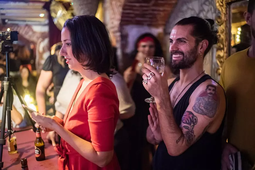 O româncă din Franța face stand-up comedy în patru limbi. Glumele ei sunt legate de cătunul în care a crescut, cu veceu în curte și fără apă curentă, și de experiența de imigrant