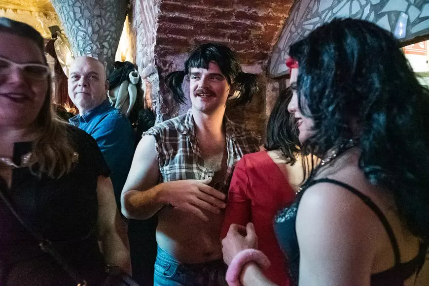 O româncă din Franța face stand-up comedy în patru limbi. Glumele ei sunt legate de cătunul în care a crescut, cu veceu în curte și fără apă curentă, și de experiența de imigrant