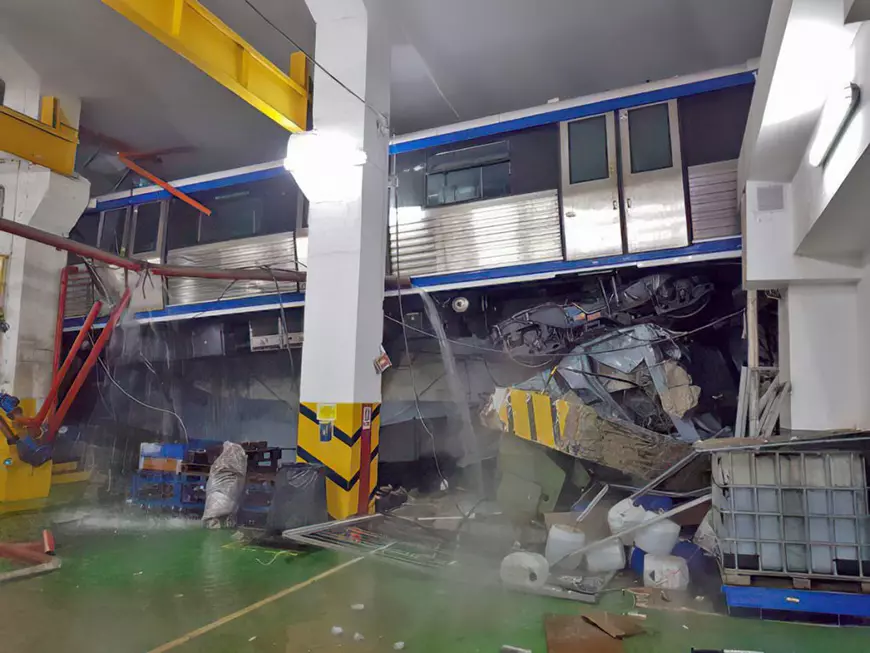 Un tren de metrou a deraiat și stă înfipt în peretele depoului Berceni de un an. Metrorex abia a scos la licitație repunerea pe șine!