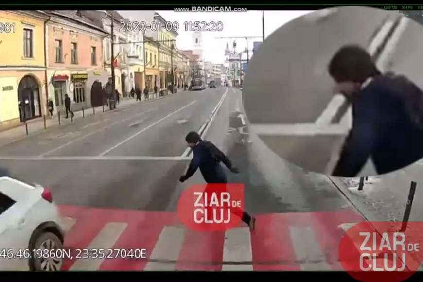 VIDEO | Călătorii din autobuz sunt aruncați ca popicele când șoferul frânează brusc. Un pieton trecuse pe roșu, în Cluj Napoca