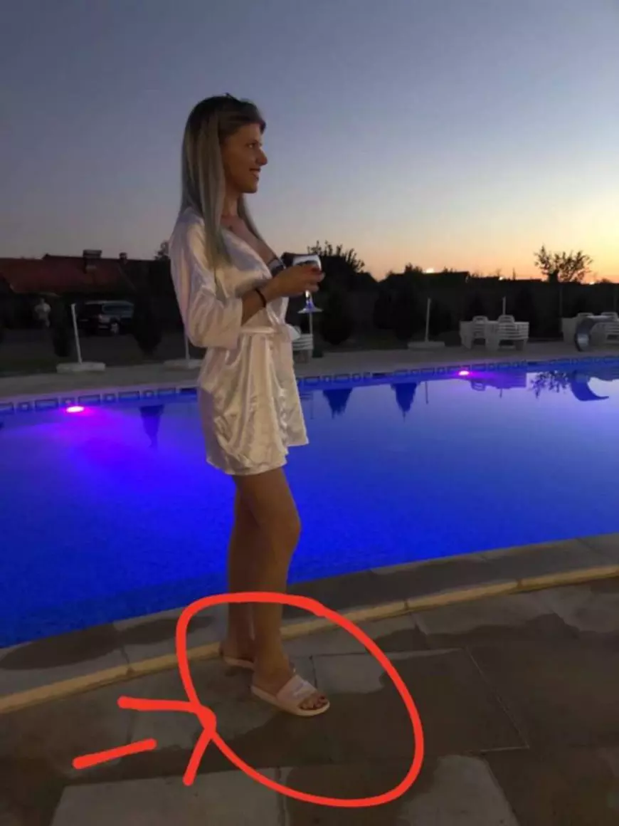 În imagine, Ramona Dzitac apare purtând un halat și o pereche de papuci pe care le-ar fi luat de la alte tinere / foto: tion.ro