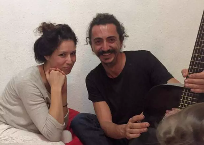 Îl mai ții minte pe colegul de trupă al Cristinei Bălan, de la Impact? După 10 ani voluntariat în lume, Rareș Timiș s-a întors acasă