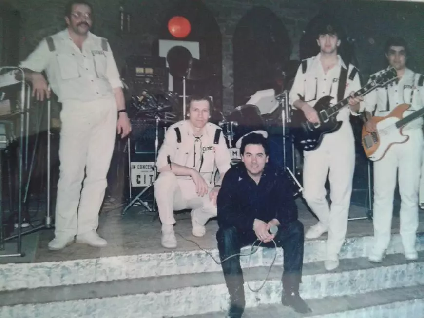 „M-am prăvălit, sângeram, eram înconjurat de mineri cu bâte”.  Solistul George Rotaru a fost la un pas de moarte la Mineriadă, dar a scăpat ca prin minune, salvat de... un vinil