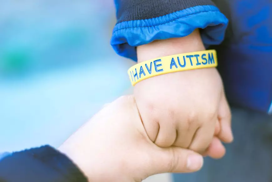 Fetele cu autism, diagnosticate mai târziu decât băieții. “Trebuie să regândim intervențiile timpurii și să rafinăm tratamentele”