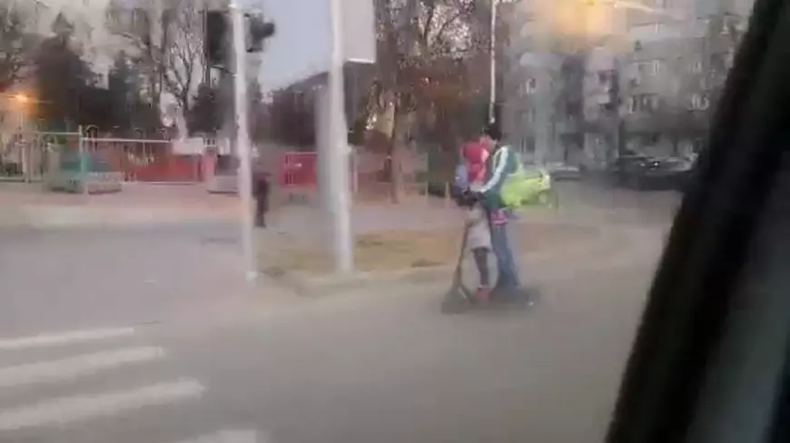 VIDEO | Inconștiență pe străzile din București. Un bărbat se plimba cu doi copii pe o trotinetă