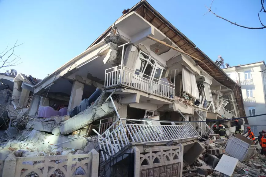 Imagini dramatice de la cutremurul violent din Turcia: 22 de morți, 1000 de răniți, clădiri prăbușite și peste 200 de replici. Un nou seism de 5,1 grade s-a produs la mai puțin de o zi