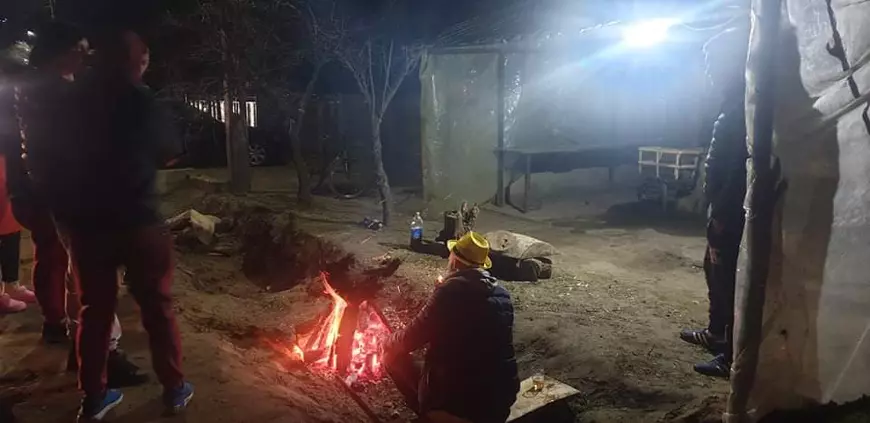 Localnicii din Poiana Mare, Dolj, nu dorm în această noapte. Îşi păzesc fântânile să nu le fie spurcate