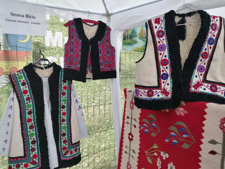 O învățătoare din Corabia ”a furat” de la cel mai bun meșter popular secretele unei meserii aproape uitate. În cât timp a terminat primul cojoc
