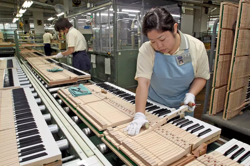 Companii despre care nu știai că au făcut așa ceva: avioane cu motoare Dacia, tractoare Lamborghini sau tancuri Renault!