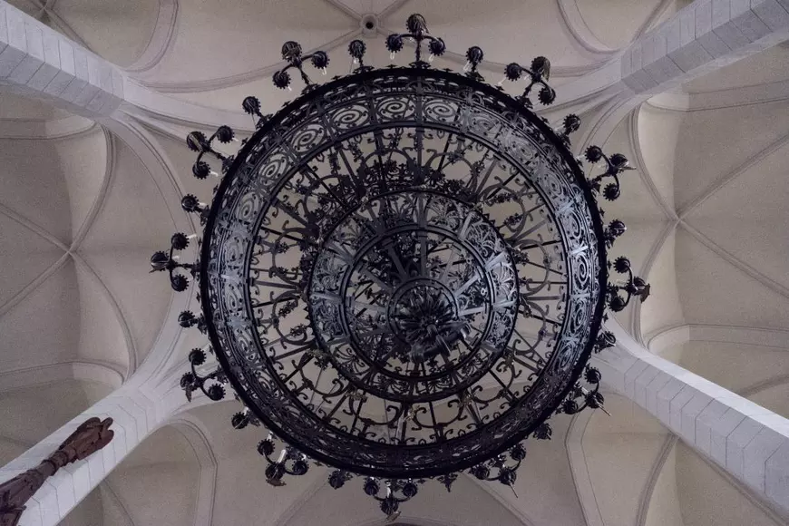 Potrivit lui Biro, candelabrele enorme din biserica trebuiau să fie în parlamentul de la Budapesta, dar pentru că au fost prea mari pentru a intra pe ușa clădirii, au ajuns în schimb în Ditrău.