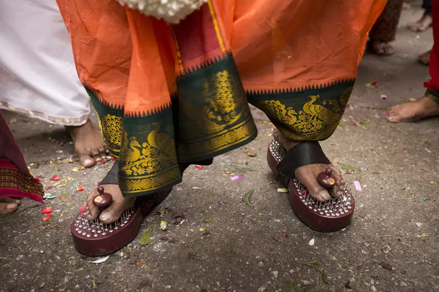 Imagini impresionante de la cel mai mare festival religios din Malaezia! Zeul hindus al războiului, celebrat cu țepușe de argint trecute prin obraji și kilograme de fructe agățate de piele cu cârlige!