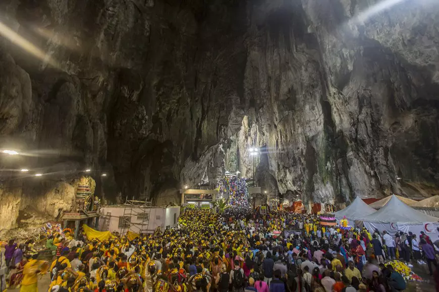 Imagini impresionante de la cel mai mare festival religios din Malaezia! Zeul hindus al războiului, celebrat cu țepușe de argint trecute prin obraji și kilograme de fructe agățate de piele cu cârlige!