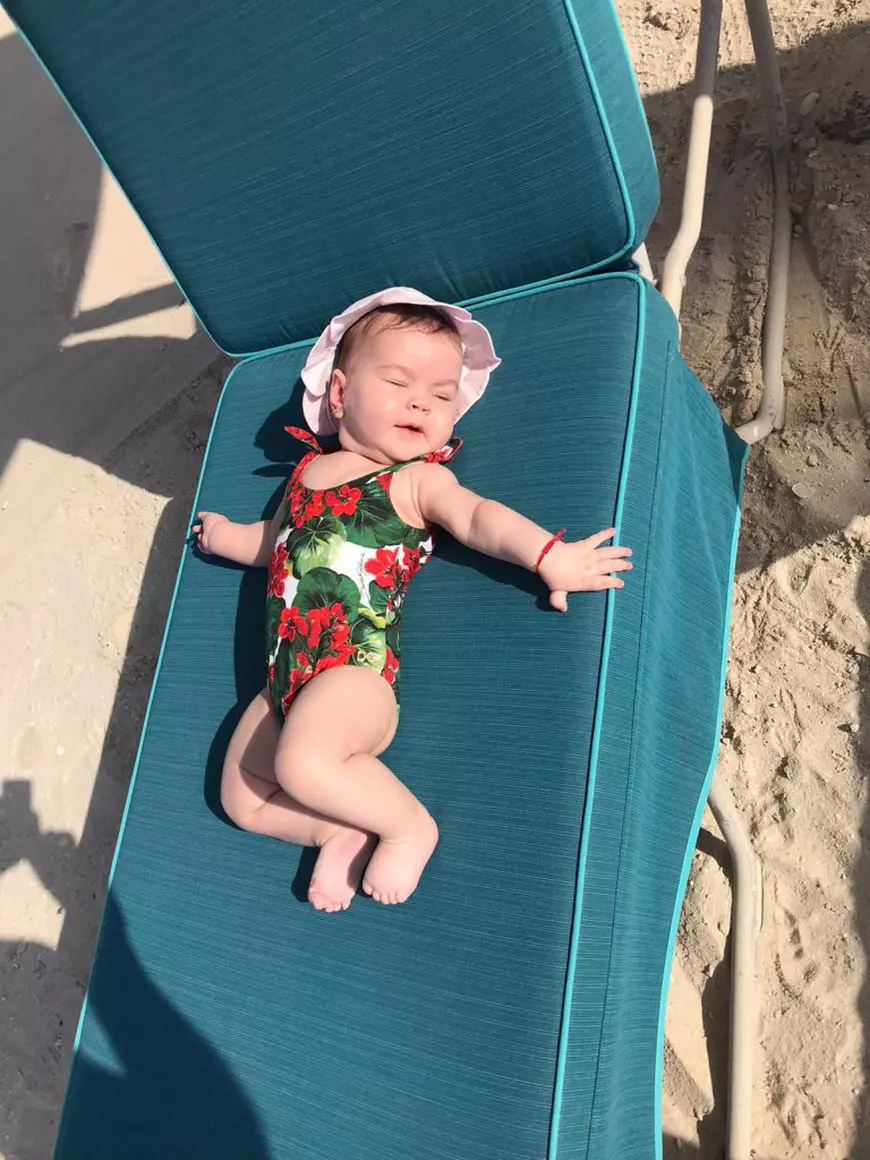 Și-a sărbătorit fiica de 6 luni în Dubai! Sandra Stoicescu a avut curaj să zboare timp de cinci ore cu bebelușul