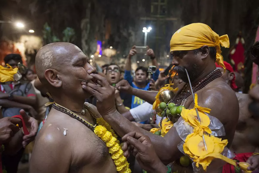 Imagini impresionante de la cel mai mare festival religios din Malaezia! Zeul hindus al războiului, celebrat cu țepușe de argint trecute prin obraji și kilograme de fructe agățate de piele cu cârlige!