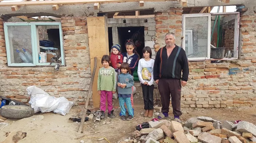 Prințesele din hambar vor avea palatul lor: voluntarii de la Asociaţia "Marius şi prietenii" au început să ridice o casă pe terenul concesionat de primărie