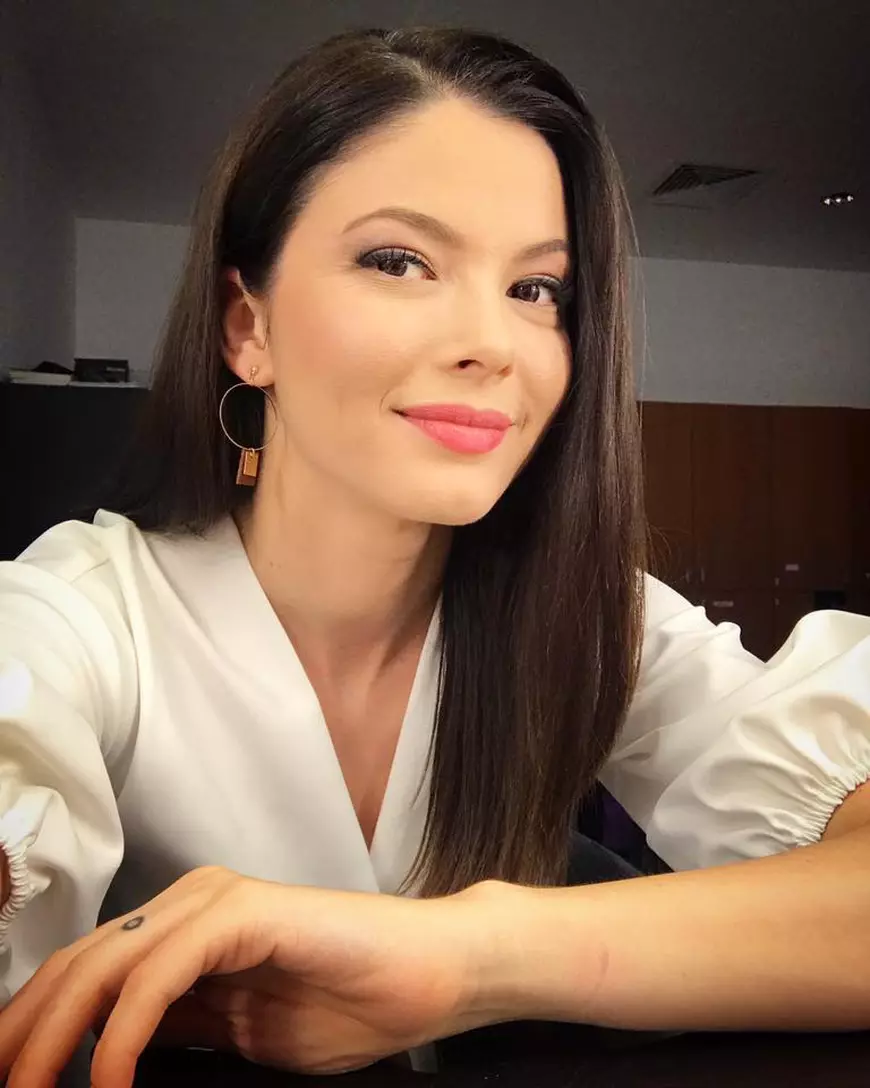 Anca Lungu a renunțat la cariera în televiziune de doi ani, de dragul iubitului ei. Trăiește la Nisa într-o casă-muzeu, veche de 240 de ani!