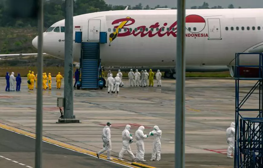 Imagini șocante. Cum au fost întâmpinați indonezienii care s-au întors acasă din Wuhan, China